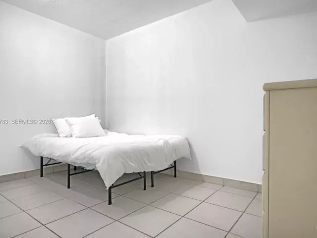 3-bedroom condo for sale in Miami Beach - 5005 Collins Ave 824 - MondialRealty