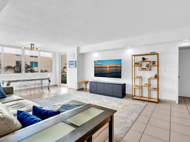 3-bedroom condo for sale in Miami Beach - 5005 Collins Ave 824 - MondialRealty