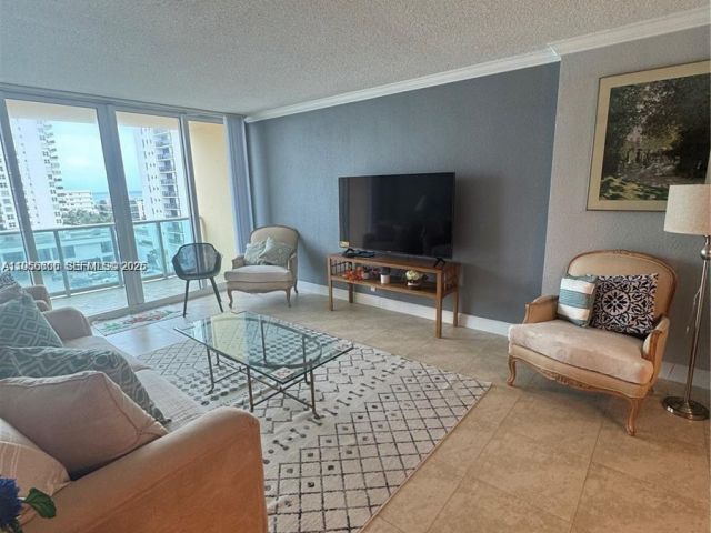 1-bedroom condo for rent in Hollywood - 2501 S Ocean Dr 838 - MondialRealty