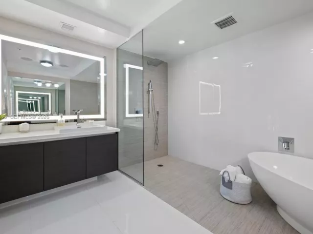 3-bedroom condo for sale in Sunny Isles Beach - 300 Sunny Isles Blvd 4-1501 - MondialRealty