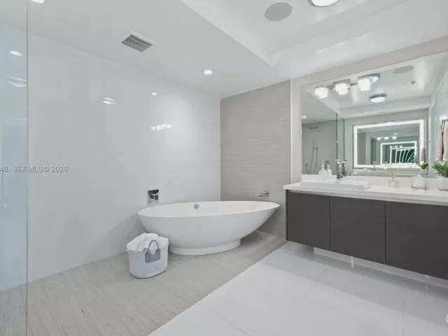 3-bedroom condo for sale in Sunny Isles Beach - 300 Sunny Isles Blvd 4-1501 - MondialRealty