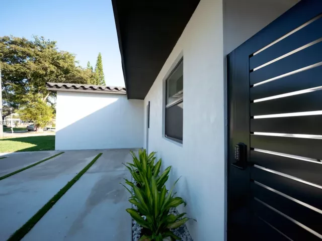 4-bedroom home for sale in North Miami Beach - 15411 NE 10th Ave - MondialRealty