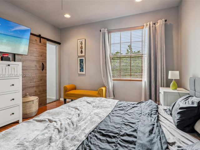 3-bedroom home for sale in Hollywood - 2307 Washington St 5 - MondialRealty