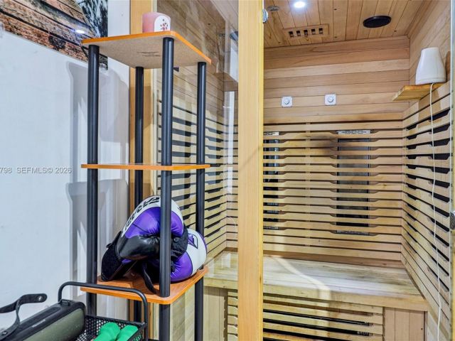 3-bedroom home for sale in Hollywood - 2307 Washington St 5 - MondialRealty