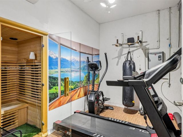 3-bedroom home for sale in Hollywood - 2307 Washington St 5 - MondialRealty