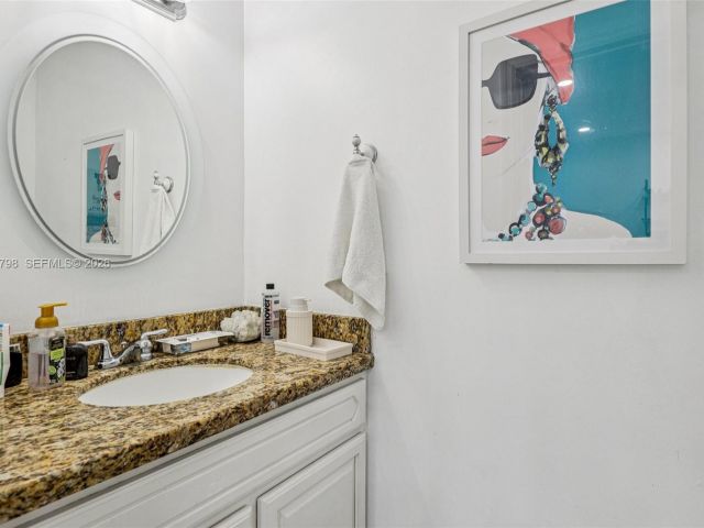 3-bedroom home for sale in Hollywood - 2307 Washington St 5 - MondialRealty