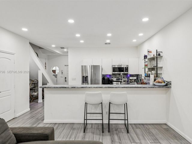 3-bedroom home for sale in Hollywood - 2307 Washington St 5 - MondialRealty