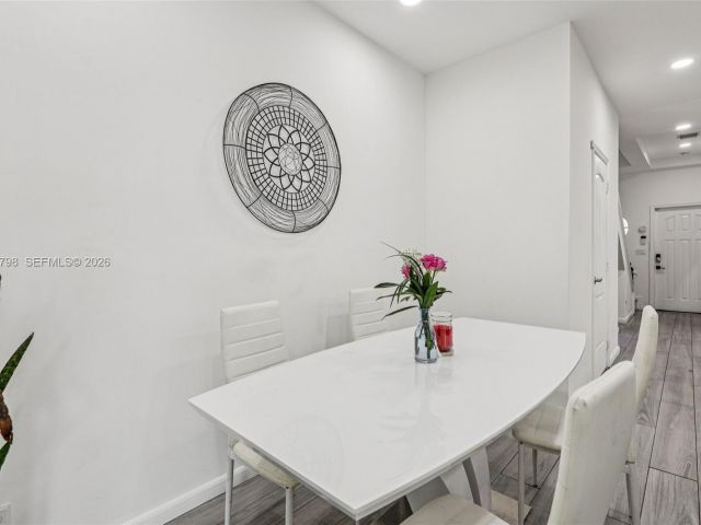 3-bedroom home for sale in Hollywood - 2307 Washington St 5 - MondialRealty