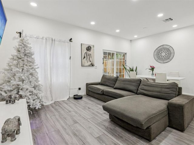 3-bedroom home for sale in Hollywood - 2307 Washington St 5 - MondialRealty