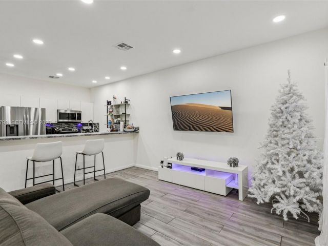 3-bedroom home for sale in Hollywood - 2307 Washington St 5 - MondialRealty