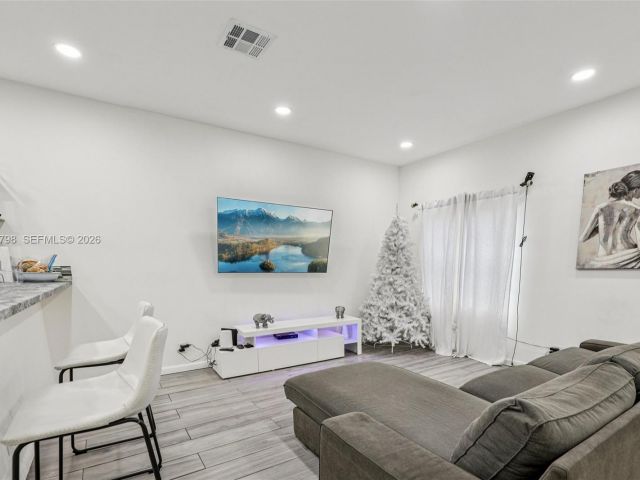 3-bedroom home for sale in Hollywood - 2307 Washington St 5 - MondialRealty
