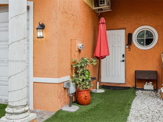 3-bedroom home for sale in Hollywood - 2307 Washington St 5 - MondialRealty