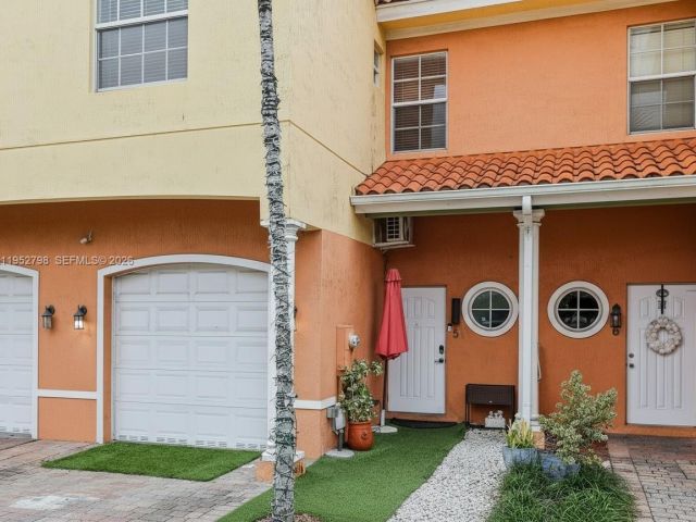 3-bedroom home for sale in Hollywood - 2307 Washington St 5 - MondialRealty