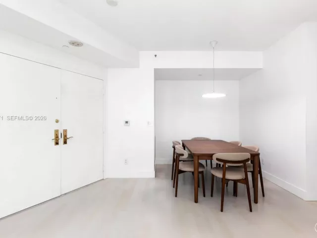 1-bedroom condo for rent in Miami Beach - 300 S Pointe Dr 907 - MondialRealty