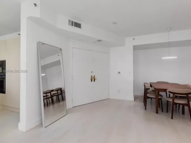 1-bedroom condo for rent in Miami Beach - 300 S Pointe Dr 907 - MondialRealty