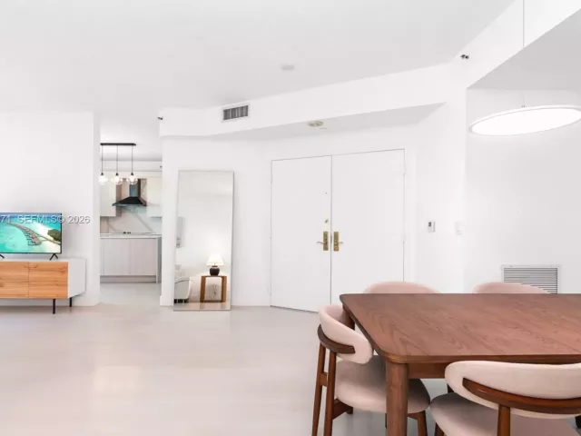 1-bedroom condo for rent in Miami Beach - 300 S Pointe Dr 907 - MondialRealty