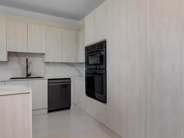 1-bedroom condo for rent in Miami Beach - 300 S Pointe Dr 907 - MondialRealty