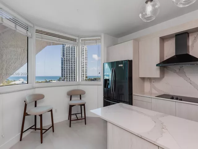 1-bedroom condo for rent in Miami Beach - 300 S Pointe Dr 907 - MondialRealty