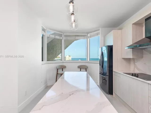 1-bedroom condo for rent in Miami Beach - 300 S Pointe Dr 907 - MondialRealty