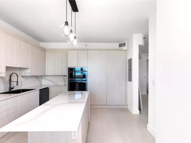 1-bedroom condo for rent in Miami Beach - 300 S Pointe Dr 907 - MondialRealty