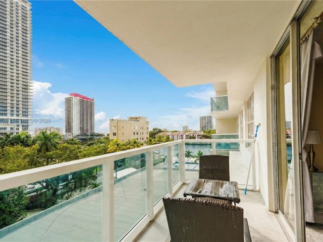 1-bedroom condo for sale in Hollywood - 3800 S Ocean Dr 409 - MondialRealty