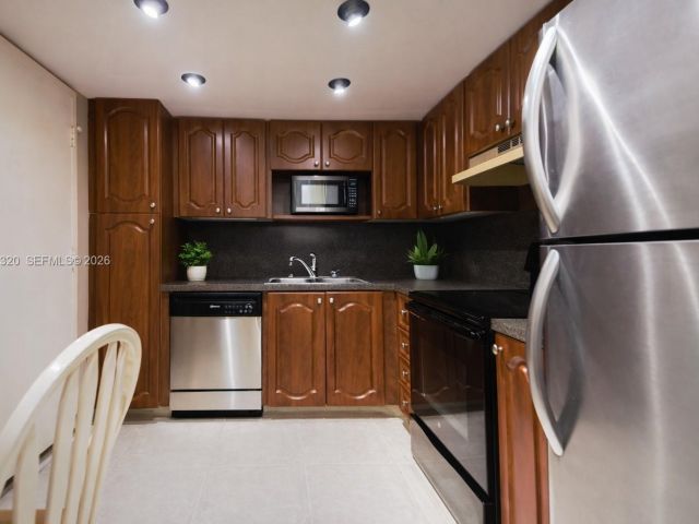 1-bedroom condo for sale in Hollywood - 3800 S Ocean Dr 409 - MondialRealty