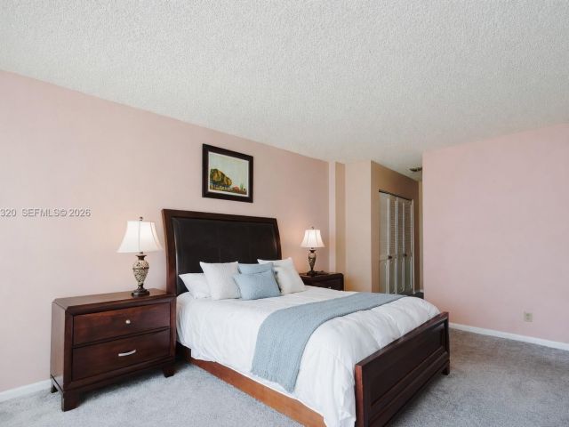 1-bedroom condo for sale in Hollywood - 3800 S Ocean Dr 409 - MondialRealty