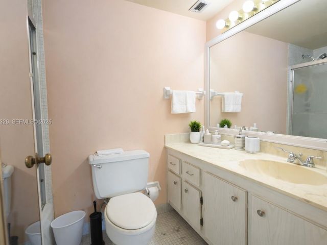 1-bedroom condo for sale in Hollywood - 3800 S Ocean Dr 409 - MondialRealty