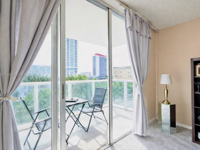 1-bedroom condo for sale in Hollywood - 3800 S Ocean Dr 409 - MondialRealty