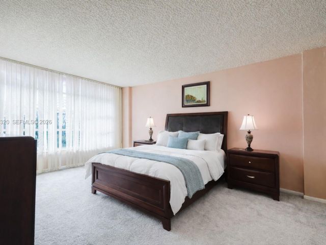 1-bedroom condo for sale in Hollywood - 3800 S Ocean Dr 409 - MondialRealty