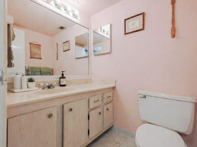 1-bedroom condo for sale in Hollywood - 3800 S Ocean Dr 409 - MondialRealty