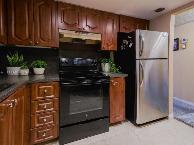 1-bedroom condo for sale in Hollywood - 3800 S Ocean Dr 409 - MondialRealty