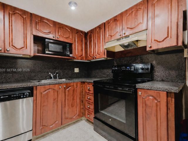 1-bedroom condo for sale in Hollywood - 3800 S Ocean Dr 409 - MondialRealty