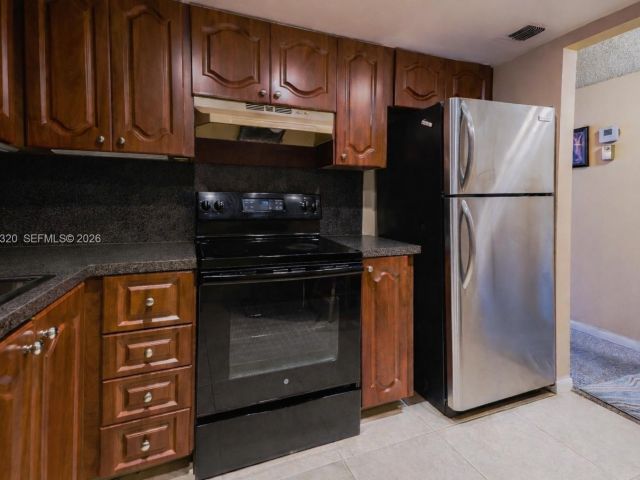 1-bedroom condo for sale in Hollywood - 3800 S Ocean Dr 409 - MondialRealty