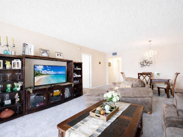 1-bedroom condo for sale in Hollywood - 3800 S Ocean Dr 409 - MondialRealty
