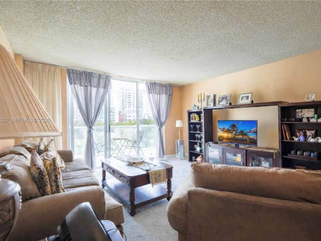 1-bedroom condo for sale in Hollywood - 3800 S Ocean Dr 409 - MondialRealty