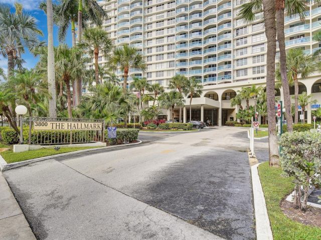 1-bedroom condo for sale in Hollywood - 3800 S Ocean Dr 409 - MondialRealty