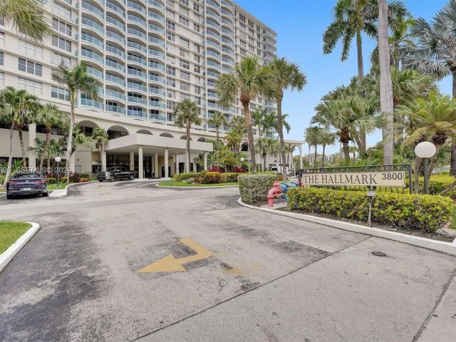 1-bedroom condo for sale in Hollywood - 3800 S Ocean Dr 409 - MondialRealty
