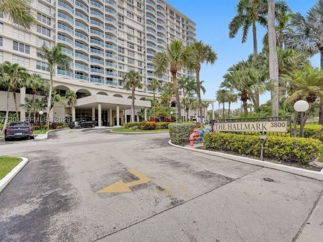1-bedroom condo for sale in Hollywood - 3800 S Ocean Dr 409 - MondialRealty