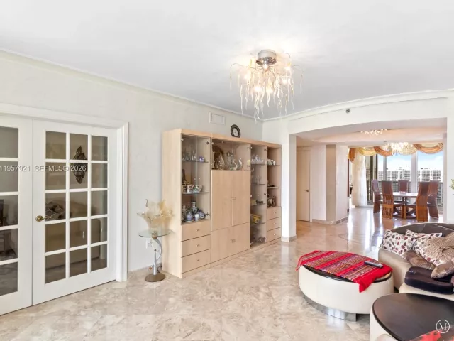 3-bedroom condo for rent in Sunny Isles Beach - 19111 Collins Ave 2503 - MondialRealty