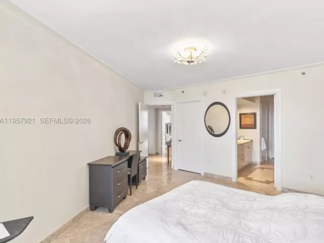 3-bedroom condo for rent in Sunny Isles Beach - 19111 Collins Ave 2503 - MondialRealty