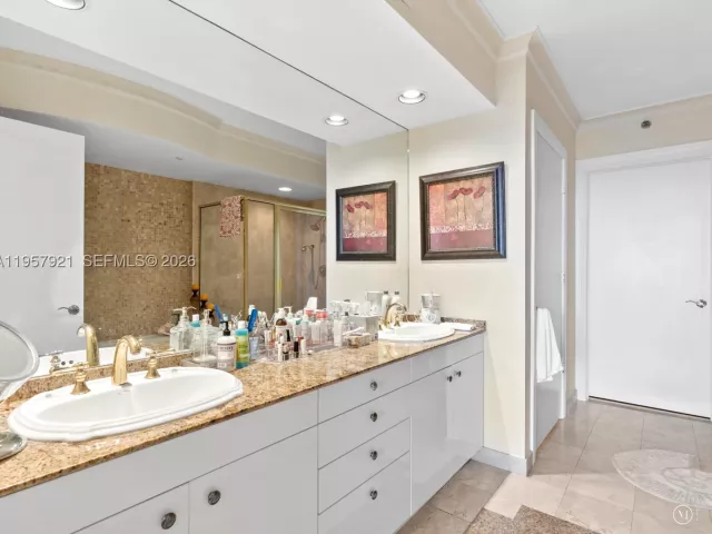 3-bedroom condo for rent in Sunny Isles Beach - 19111 Collins Ave 2503 - MondialRealty