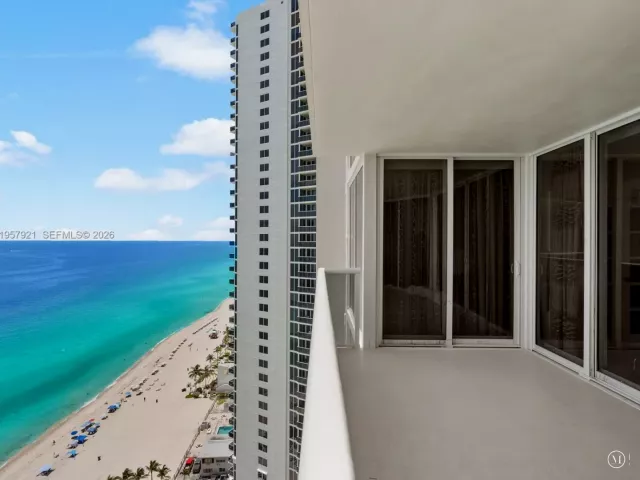 3-bedroom condo for rent in Sunny Isles Beach - 19111 Collins Ave 2503 - MondialRealty