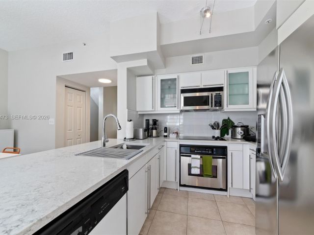 Home for rent at 2067 S Ocean Dr TH5 - photo 7329101