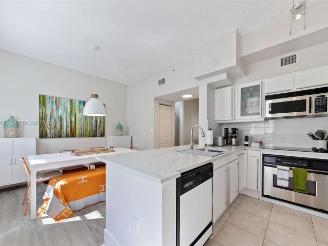 Home for rent at 2067 S Ocean Dr TH5 - photo 7329103