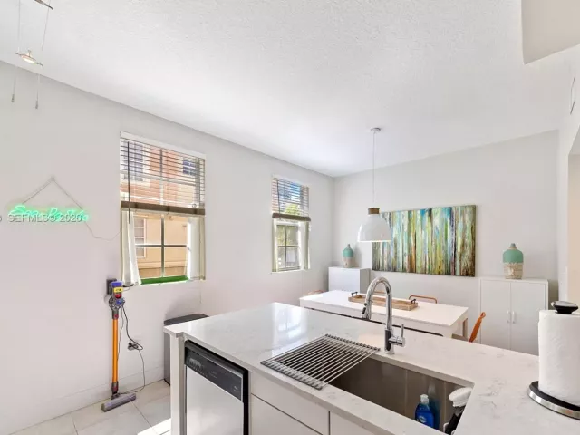 3-bedroom home for rent in Hallandale Beach - 2067 S Ocean Dr TH5 - MondialRealty