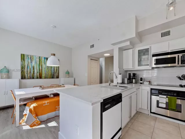3-bedroom home for rent in Hallandale Beach - 2067 S Ocean Dr TH5 - MondialRealty
