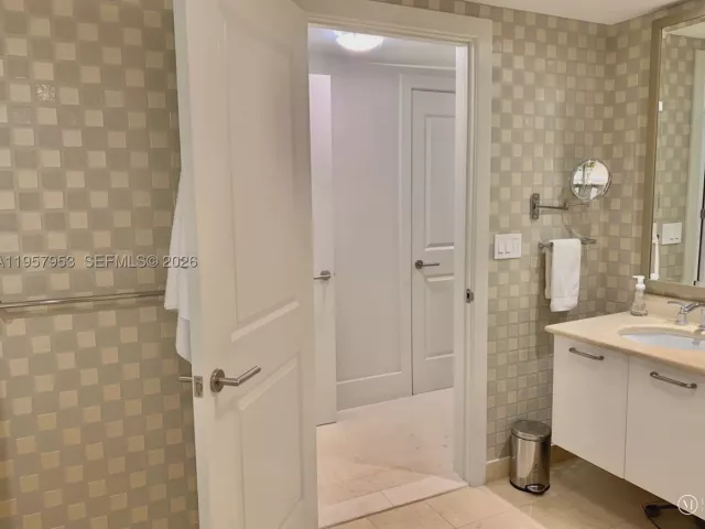 3-bedroom condo for rent in Hollywood - 3101 S Ocean Dr 1701 - MondialRealty