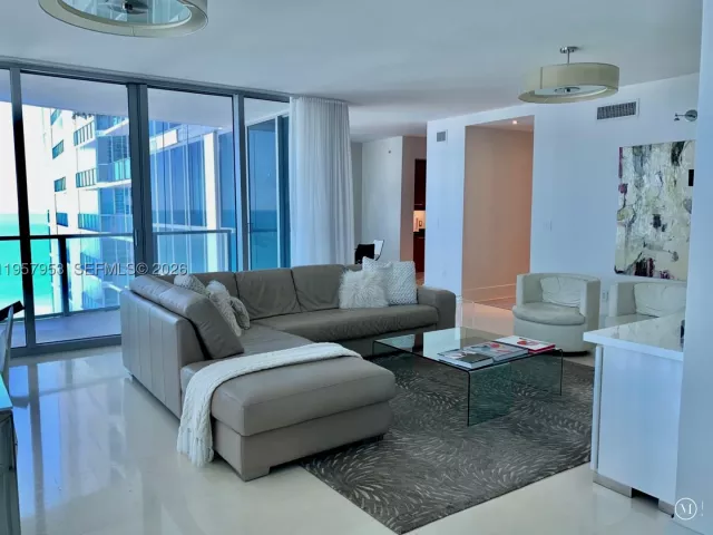 3-bedroom condo for rent in Hollywood - 3101 S Ocean Dr 1701 - MondialRealty