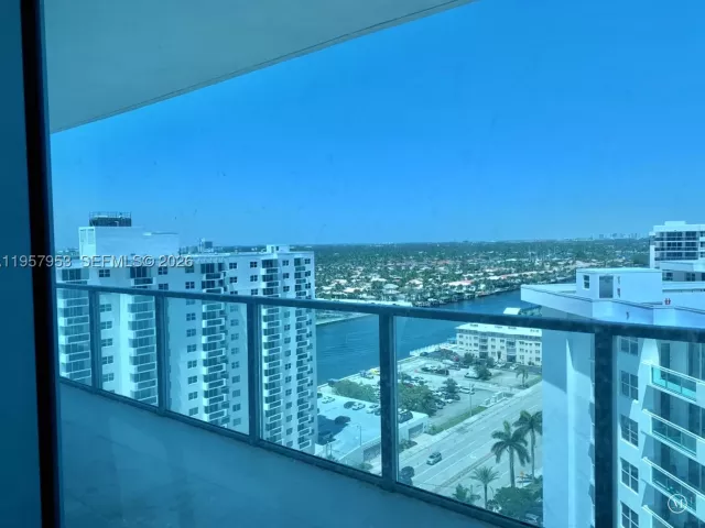 3-bedroom condo for rent in Hollywood - 3101 S Ocean Dr 1701 - MondialRealty